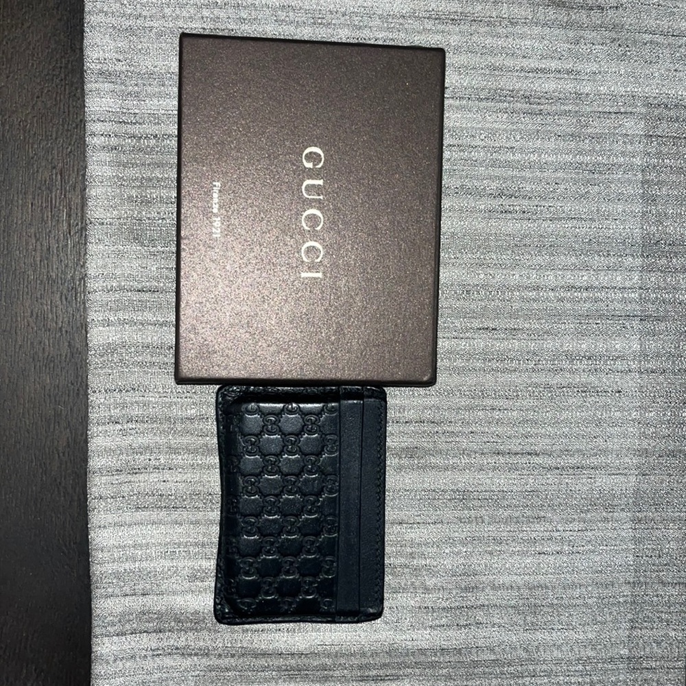 Gucci authentic mens card holder with box and tags.